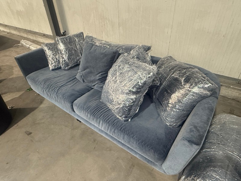 Lot van 3 blauwe fluwelen zetels met bijpassende sierkussens, tapijt en tv-meubel – kavel bij Auctionline, Sint-Lievens-Houtem