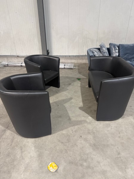 Lot van 3 zwarte lederlook zetels met afgeronde rugleuning en armsteunen – kavel bij Auctionline, Sint-Lievens-Houtem