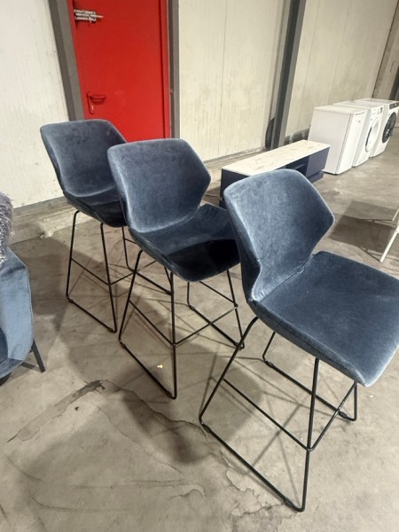 Lot van 3 blauwe fluwelen barkrukken met zwarte metalen poten en voetensteun – kavel bij Auctionline, Sint-Lievens-Houtem