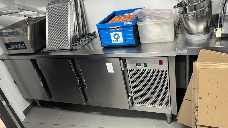 Lot n° 4 — deux frigos-comptoirs professionnels en inox – kavel bij Auctionline