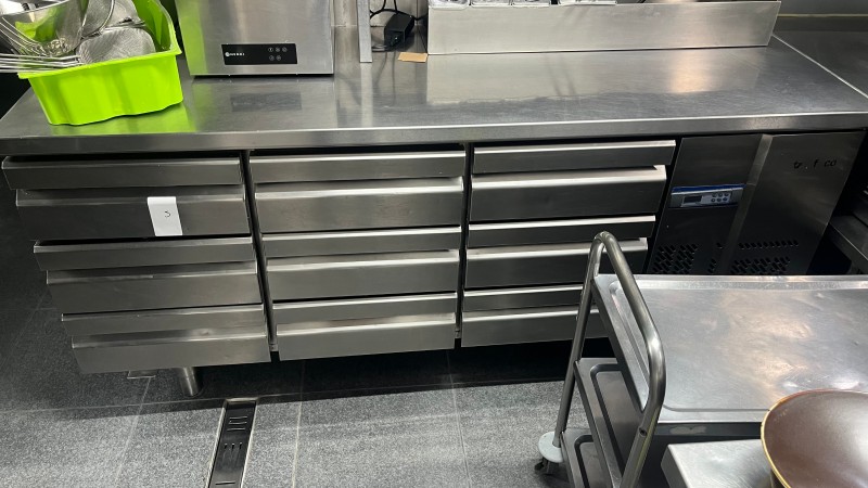 Lot n° 5 — deux comptoirs frigorifiques professionnels en inox à tiroirs – kavel bij Auctionline