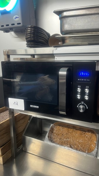 Lot n° 12 — deux fours à micro-ondes menumaster et severin – kavel bij Auctionline