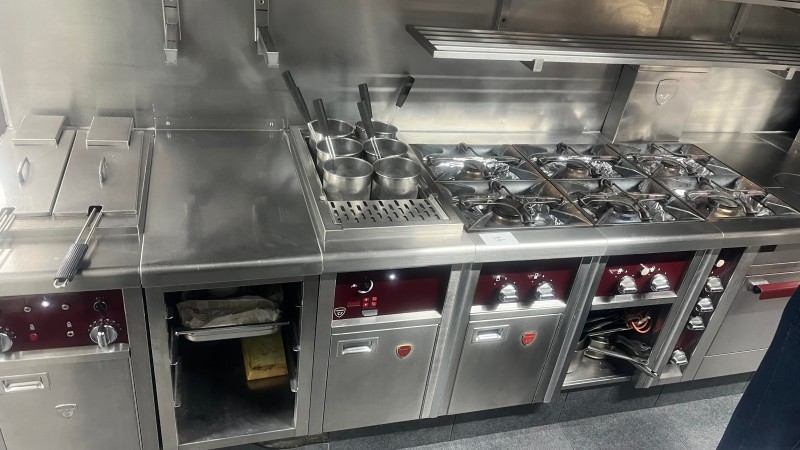 Lot n° 16 — fourneau professionnel charvet avec friteuse et six feux gaz – kavel bij Auctionline