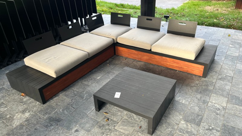 Lot n° 22 — salon de jardin d'angle avec table basse – kavel bij Auctionline
