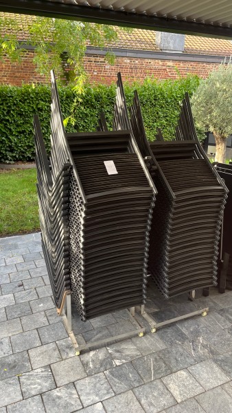 Lot n° 23 — 40 chaises noires empilables – kavel bij Auctionline