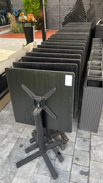 Lot n° 25 — 22 tables pliantes pour terrasse – kavel bij Auctionline