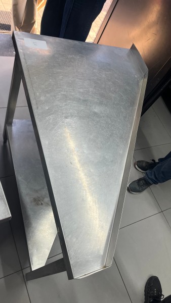 Lot n° 3 — trois tables professionnelles en inox – kavel bij Auctionline
