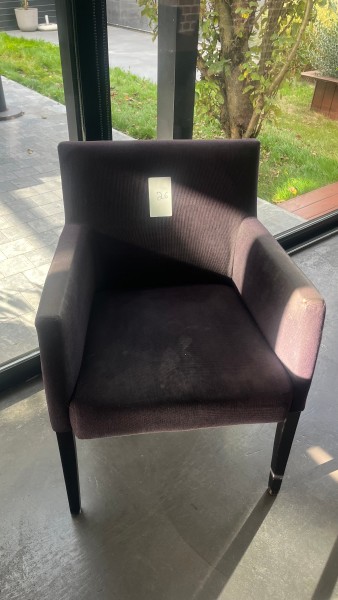 LOT N° 26 — 26 FAUTEUILs REMBOURRÉS EN TISSU GRIS ANTHRACITE – kavel bij Auctionline