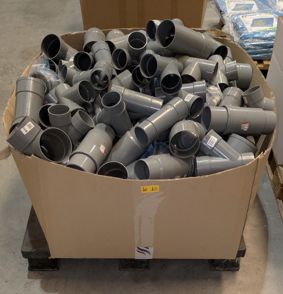 Een partij PVC-bochten en -eindstukken – kavel bij Auctionline, Anderlecht