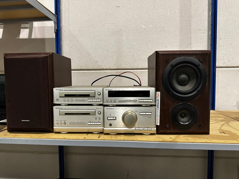 Een TECHNICS-stereo-installatie met 4 onderdelen + 2 luidsprekers – kavel bij Auctionline, Anderlecht