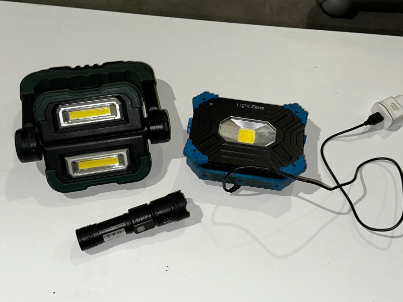 Een zaklamp + 2 werklampen – kavel bij Auctionline, Anderlecht