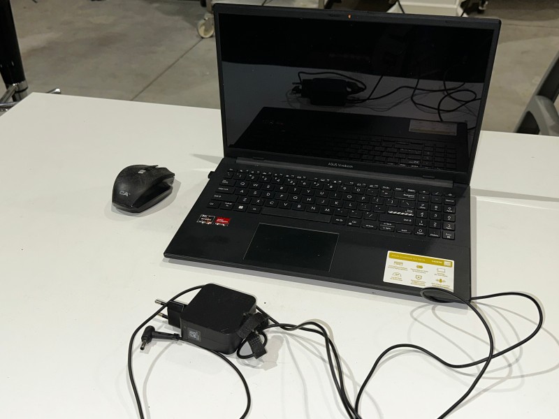 Een ASUS VIVABOOK-laptop + oplader – kavel bij Auctionline, Anderlecht