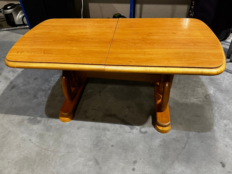 Een houten salontafel – kavel bij Auctionline, Anderlecht