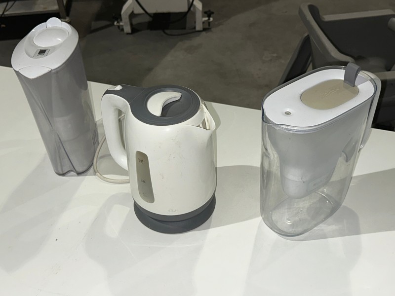 Een waterkoker + 2 waterkannen + een thermoskan – kavel bij Auctionline, Anderlecht