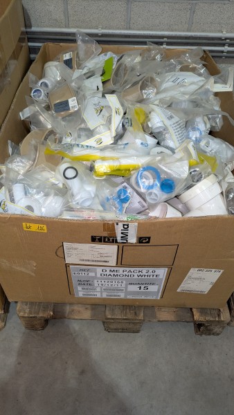 Een partij wit PVC-sanitair en -leidingen – kavel bij Auctionline, Anderlecht
