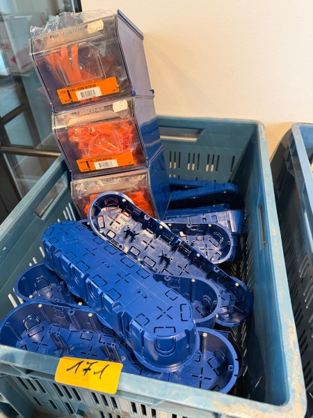 Een partij blokjes en bevestigingsmiddelen – kavel bij Auctionline, Anderlecht