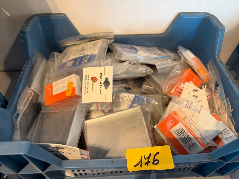 Een partij nietjes – kavel bij Auctionline, Anderlecht