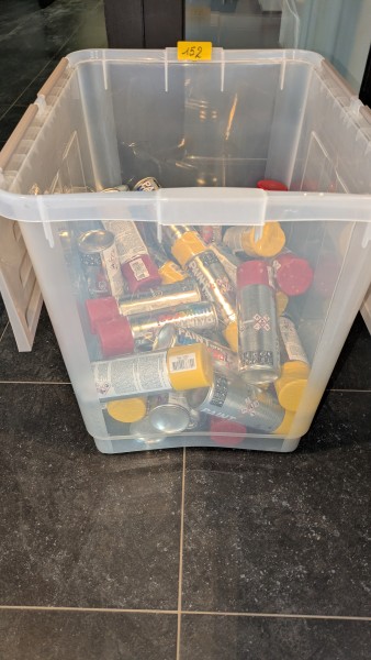 Een set spuitbussen (geel en rood) – kavel bij Auctionline, Anderlecht