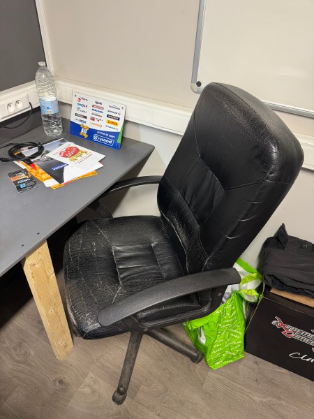 Lot de 3 chaises de bureau + bureau – kavel bij Auctionline, Liège