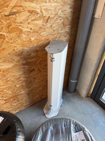 Une table haute + un distributeur de gel – kavel bij Auctionline, Liège