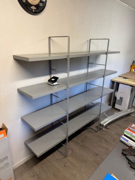 Une étagère grise 4 niveaux – kavel bij Auctionline, Liège