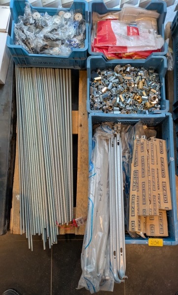 Een set schroefdraadstangen + diverse metalen onderdelen en wandbevestigingen voor radiatoren – kavel bij Auctionline, Anderlecht