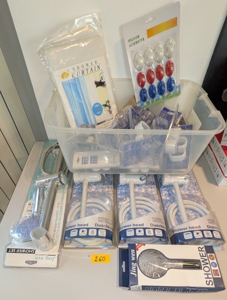 Ot 260: een set met douchekop voor de badkamer + douchegordijn + bevestigingen – kavel bij Auctionline, Anderlecht