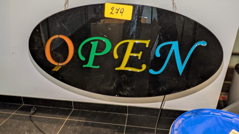 Een „Open”-lamp – kavel bij Auctionline, Anderlecht