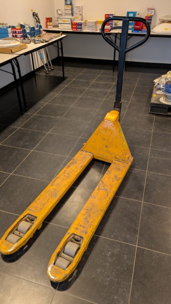 Een gele palletwagen – kavel bij Auctionline, Anderlecht